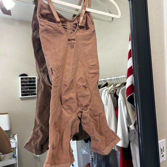 NWOT Skims Sculpting Maternity Mid Thigh Bodysuit tan women's S/M - Picture 2 of 4
